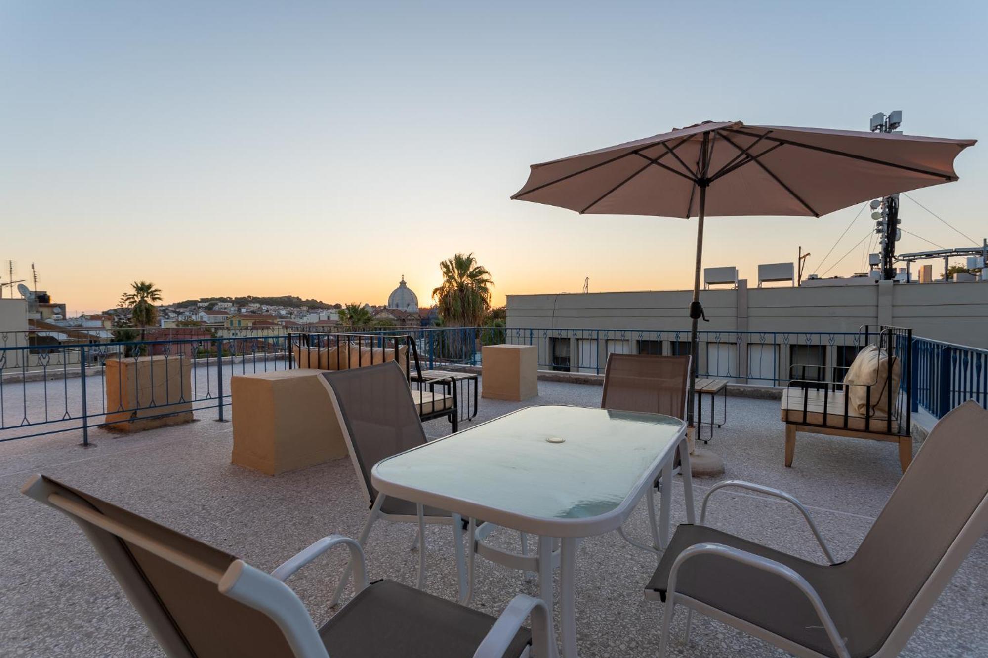 Central Mytilene City-View Apartment For 7 Екстериор снимка